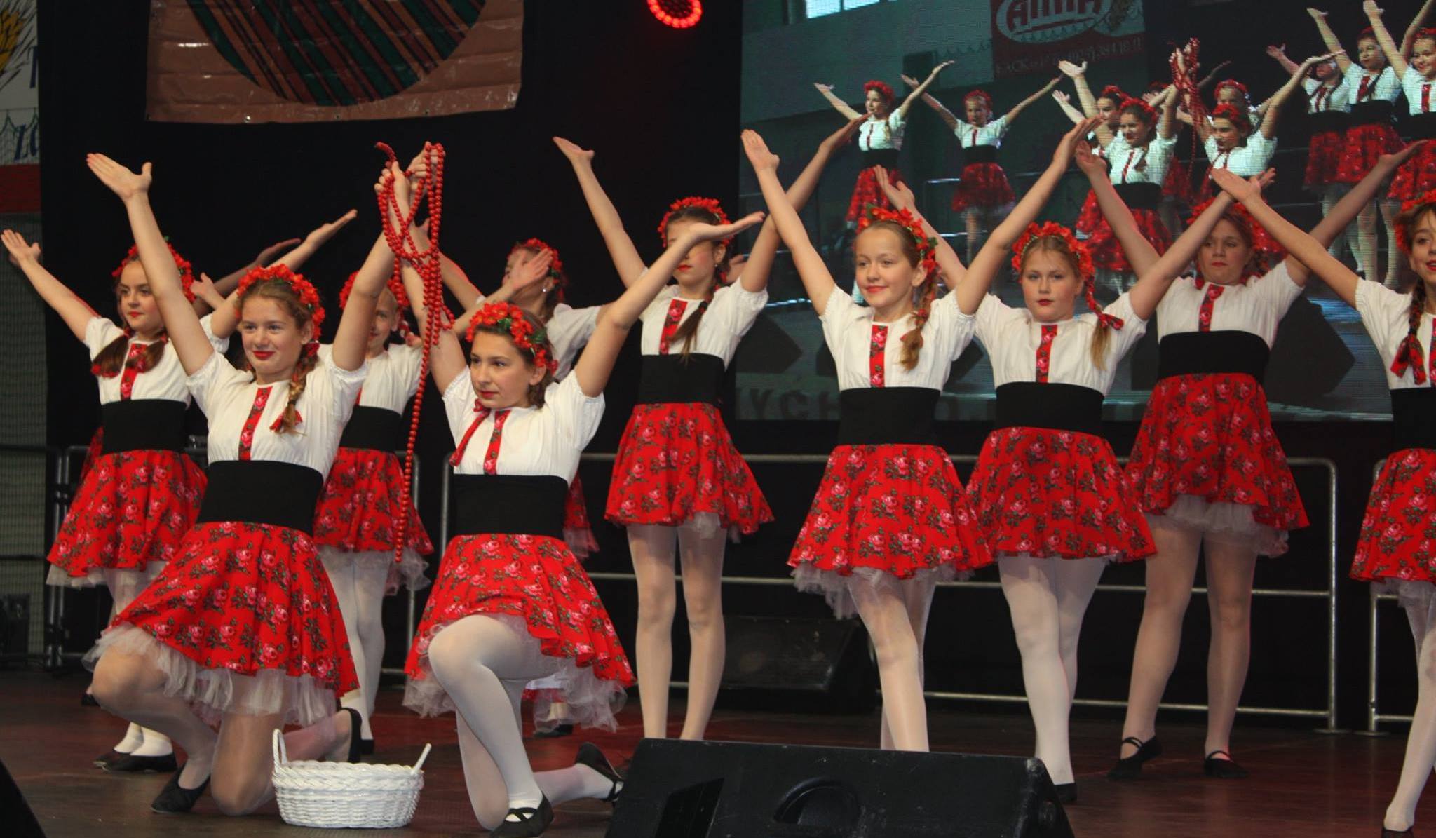 Gostynińskie "Ananasy" zdobyły wyróżnienie na 11. festiwalu „Od Kujawiaka do Oberka” [17 ZDJĘĆ]