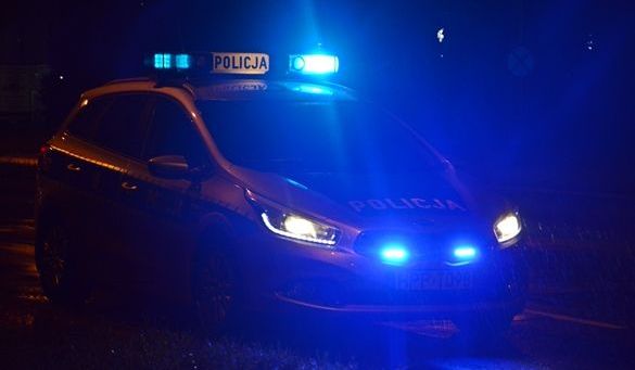 Wypadek w Kazimierzowie. Mazda wylądowała na drzewie