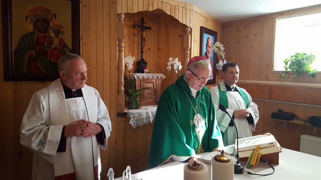 Biskup modlił się za chorych w szpitalu na Zalesiu