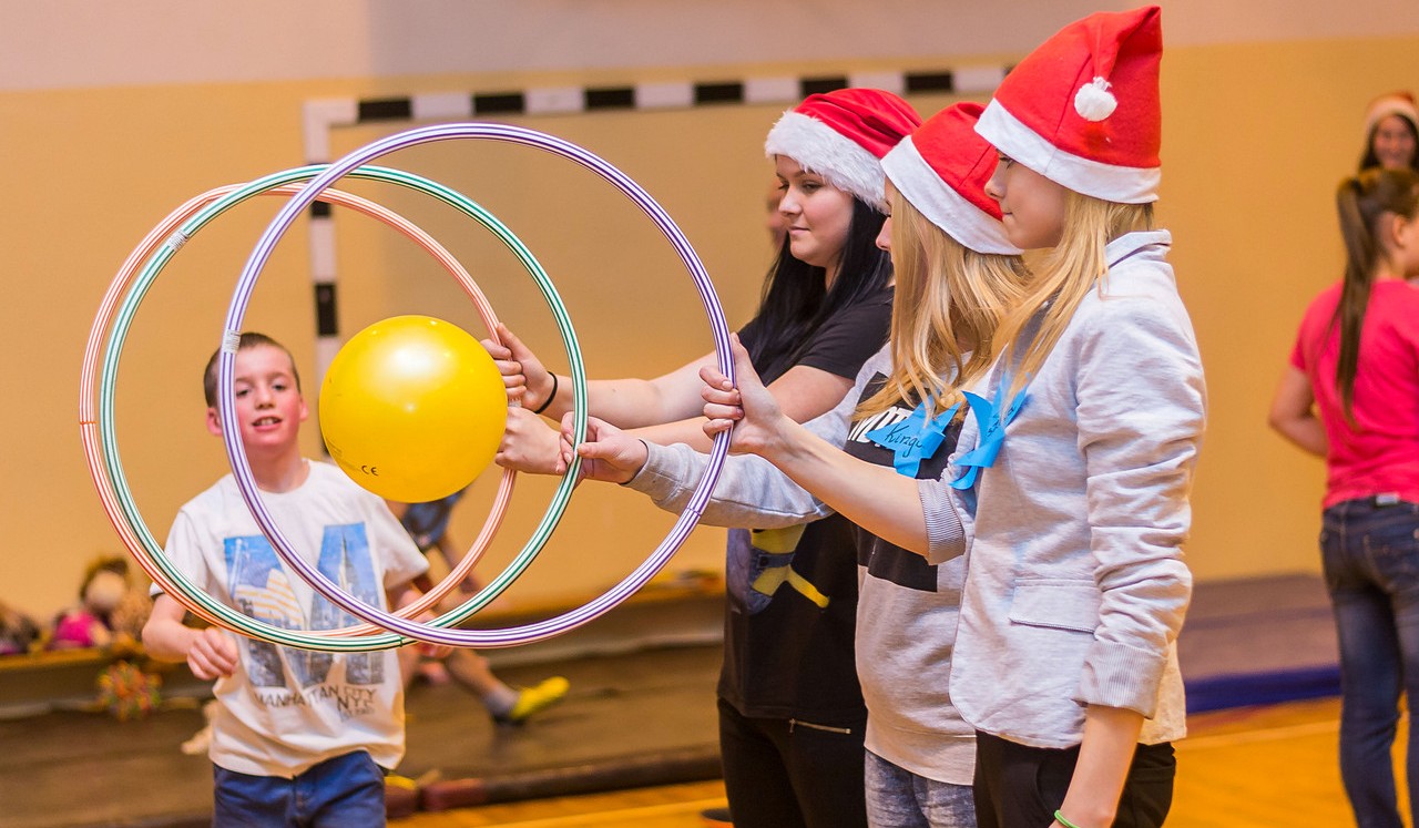 Świątecznie, wesoło i kolorowo w GCE - XIII Turniej Mikołajkowy w tenisie stołowym [32 ZDJĘCIA + WYNIKI]