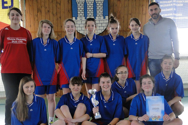 Dziewczyny z Gimnazjum nr 2 wygrały Powiatowe Zawody Piłki Ręcznej