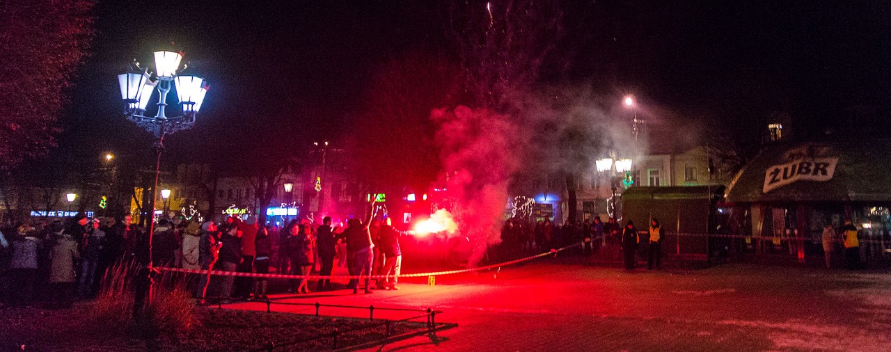 Gostyninianie powitali 2017 rok. Pokaz fajerwerków odwołany z powodu wypadku [19 ZDJĘĆ]