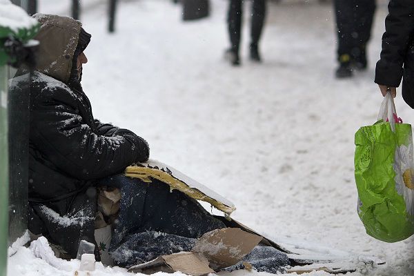 Opady śniegu i mróz na Mazowszu – pamiętajmy o bezdomnych