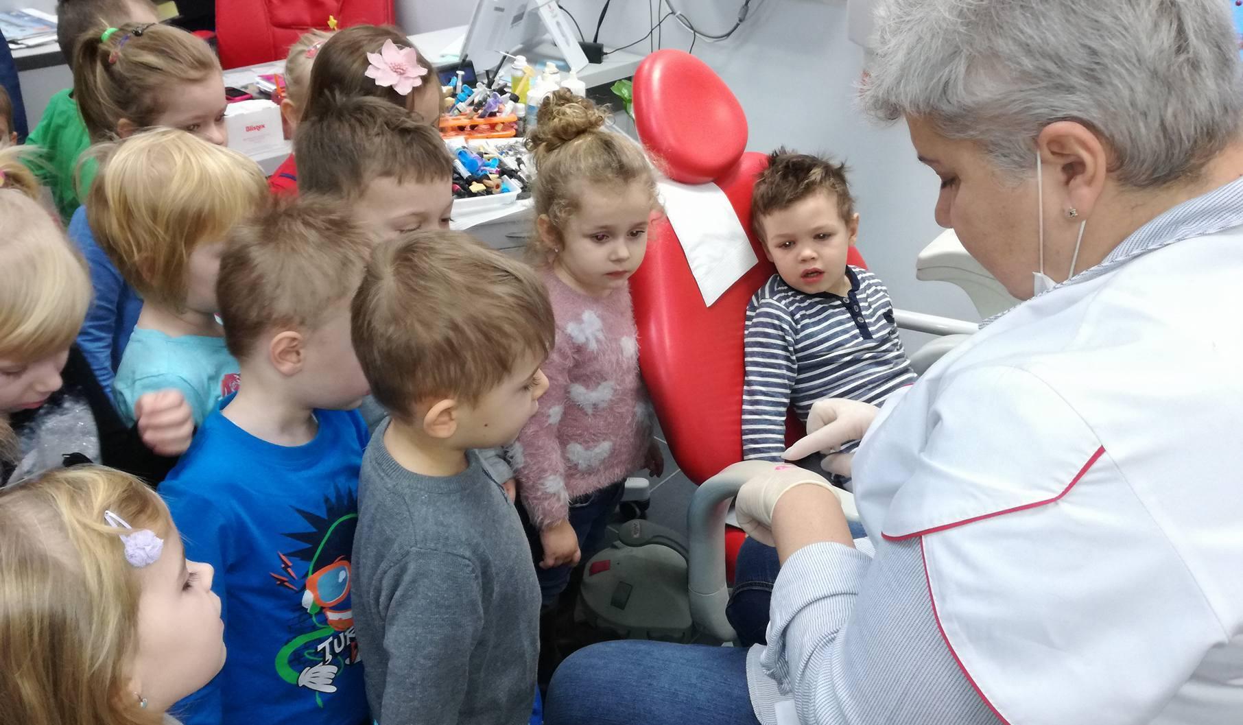 Jak powstaje plomba? Akademia Przedszkolaka z wizytą u dentysty [ZDJĘCIA]