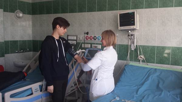 Zajęcia szpitalne młodzieży z LO [ZDJĘCIA]