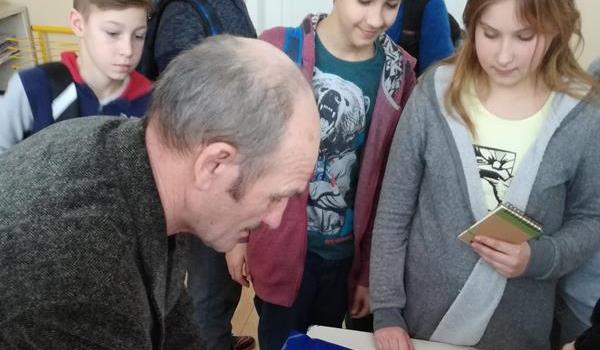 Znany gostyniński rzeźbiarz Tadeusz Biniewicz gościł w SP1 [ZDJĘCIA]