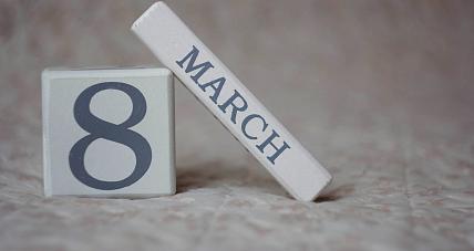 8 Marca - Prezent Za Chwilówkę