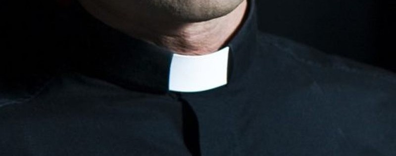 Od najniższej krajowej do krezusów. Jak prezentują się zarobki księży?