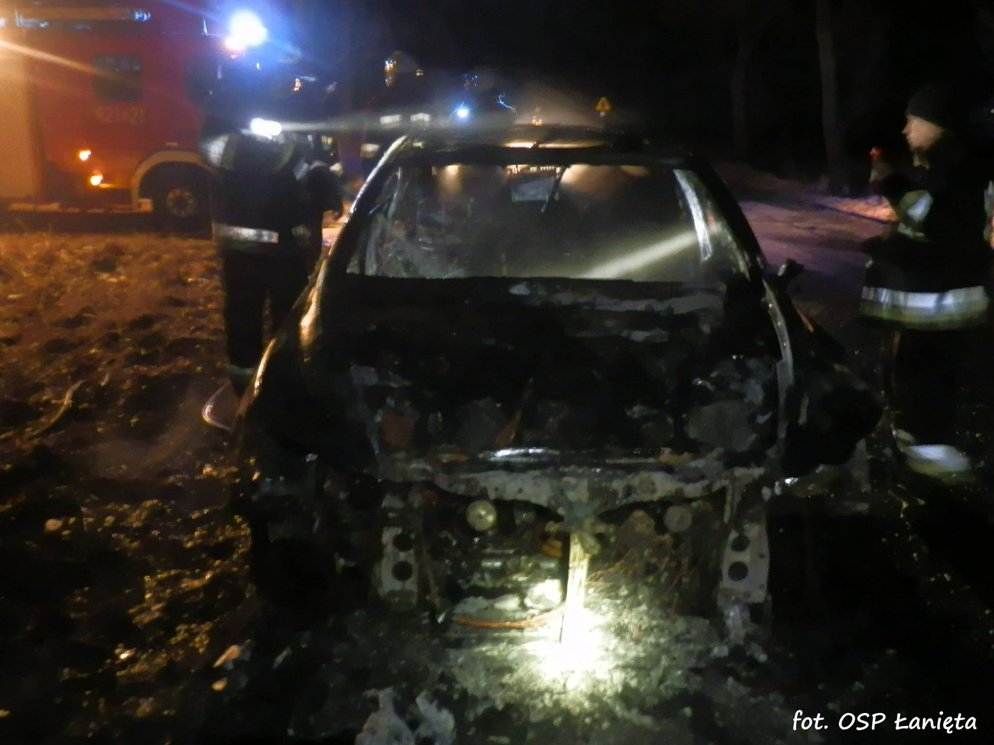 W Łaniętach auto stanęło w płomieniach. 2 jednostki straży walczyły z ogniem [ZDJĘCIA]