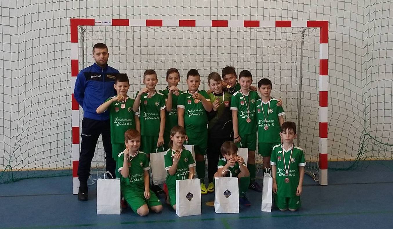 Mazur U-10 zajął 3. miejsce w halowym turnieju piłki nożnej w Nowych Zdunach [ZDJĘCIA]