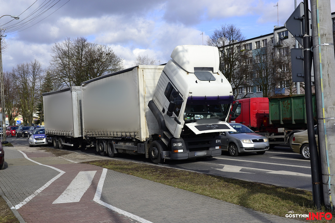 Awaria ciężarówki przy małej obwodnicy. Policja kierowała ruchem [ZDJĘCIA]