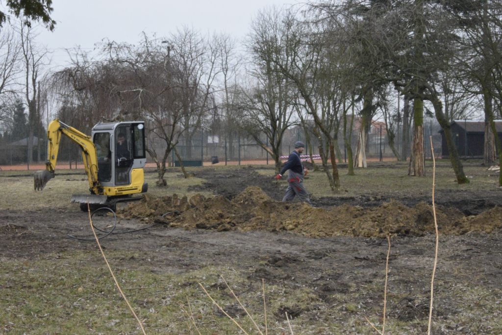 Budowa placu zabaw przy MCK ruszyła pełną parą [ZDJĘCIA+VIDEO]