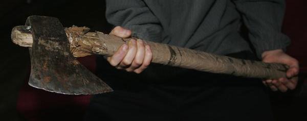 Zabił oboje rodziców i chodził po wsi z zakrwawioną siekierą