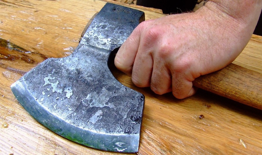 Zabił siekierą oboje rodziców. Grozi mu dożywocie