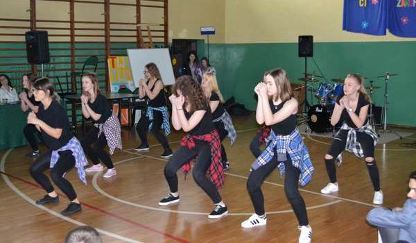 Pierwszy Dzień Wiosny na wesoło. LO zorganizowało Festiwal talentów oraz "Twoja twarz brzmi znajomo" [ZDJĘCIA]