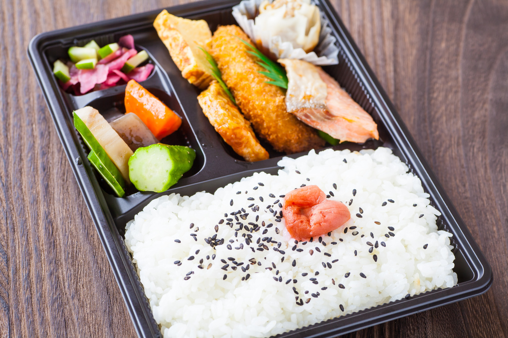 Tofu, owoce morza, sery i grillowane mięso, czyli co uczniowie jedzą na stołówkach na całym świecie?
