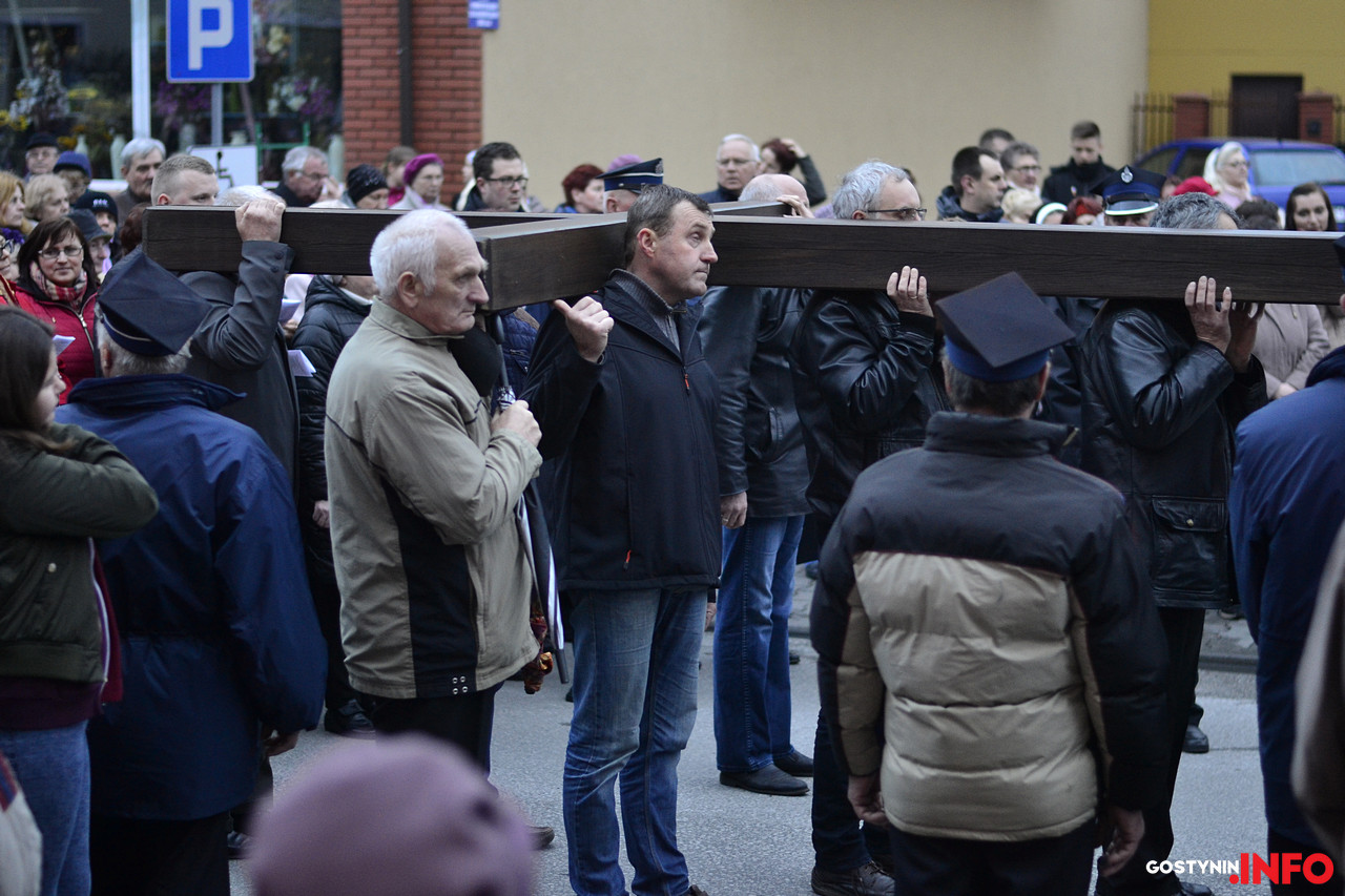 W krzyżu jest nasze zbawienie, nasze zwycięstwo. Gostynińska droga krzyżowa [ZDJĘCIA]