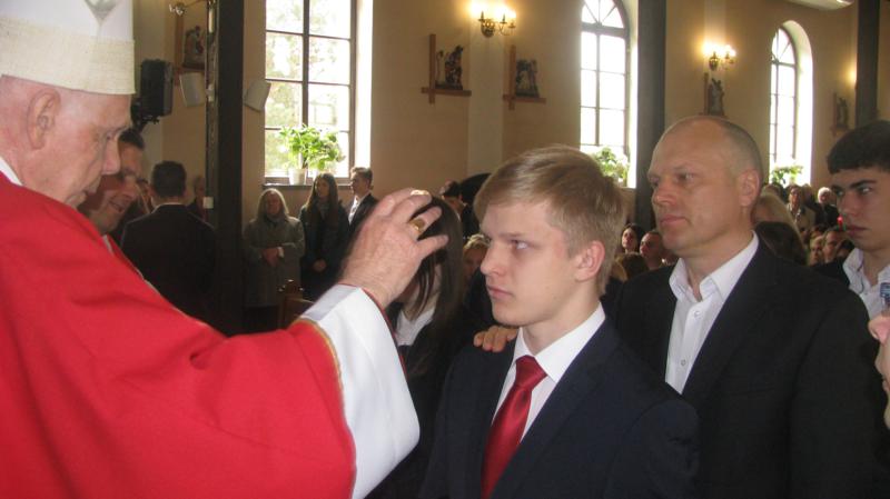 W parafii Miłosierdzia Bożego młodzież przyjęła Sakrament Ducha Świętego. Bierzmowanie 2017 [ZDJĘCIA]