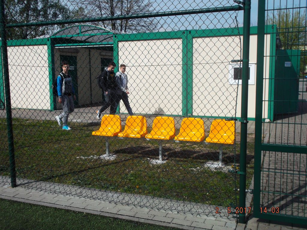 Nowe zestawy siedzisk na boiskach "Orlik" przy SP 1 i SP 3 [ZDJĘCIA]