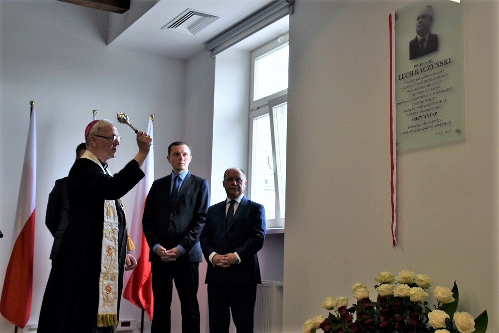 Odsłonięcie tablicy poświęconej śp. Lechowi Kaczyńskiemu. Nie obyło się bez kontrowersji