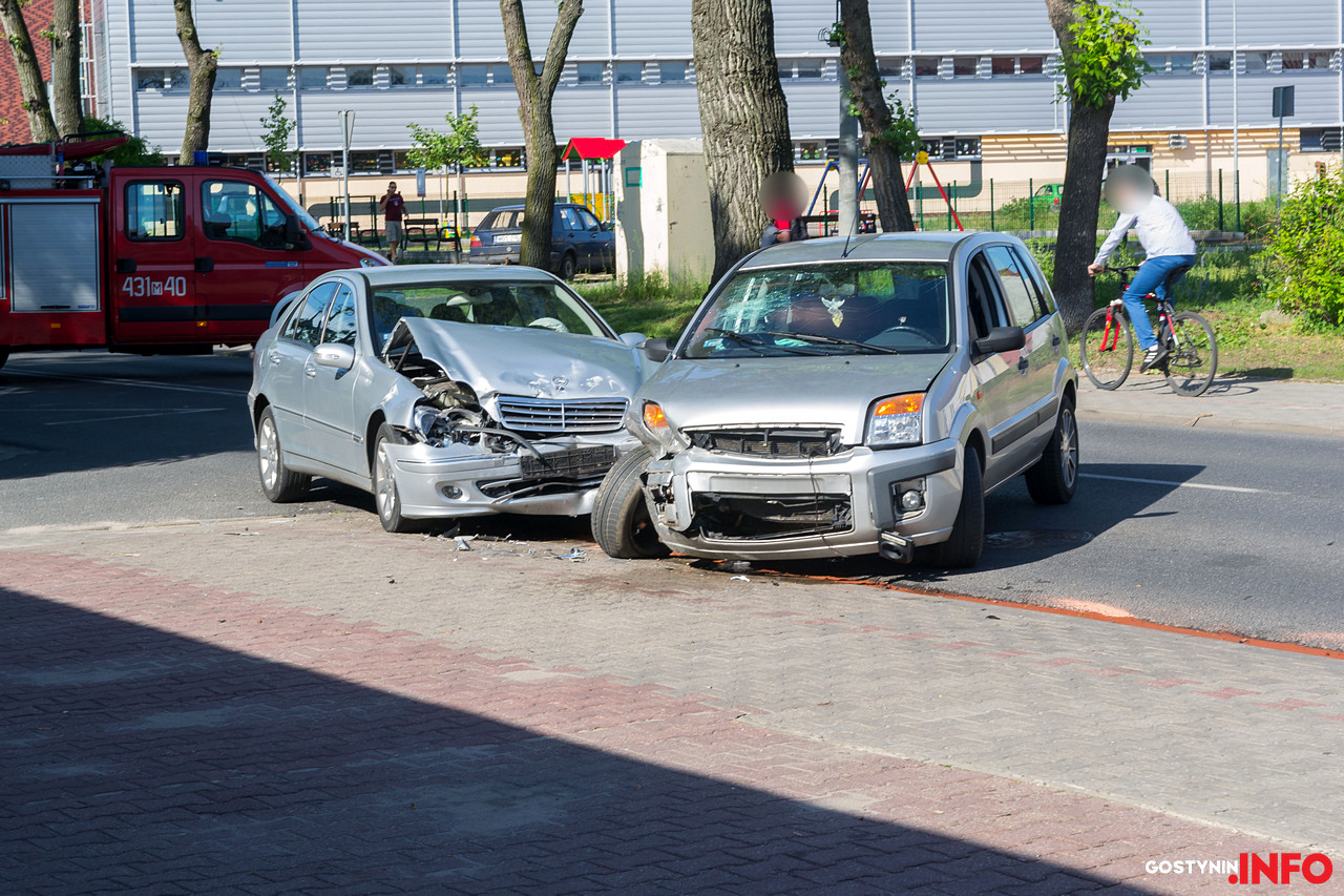 Wypadek na ul. Bierzewickiej. Mercedes zderzył się z Fordem [ZDJĘCIA]
