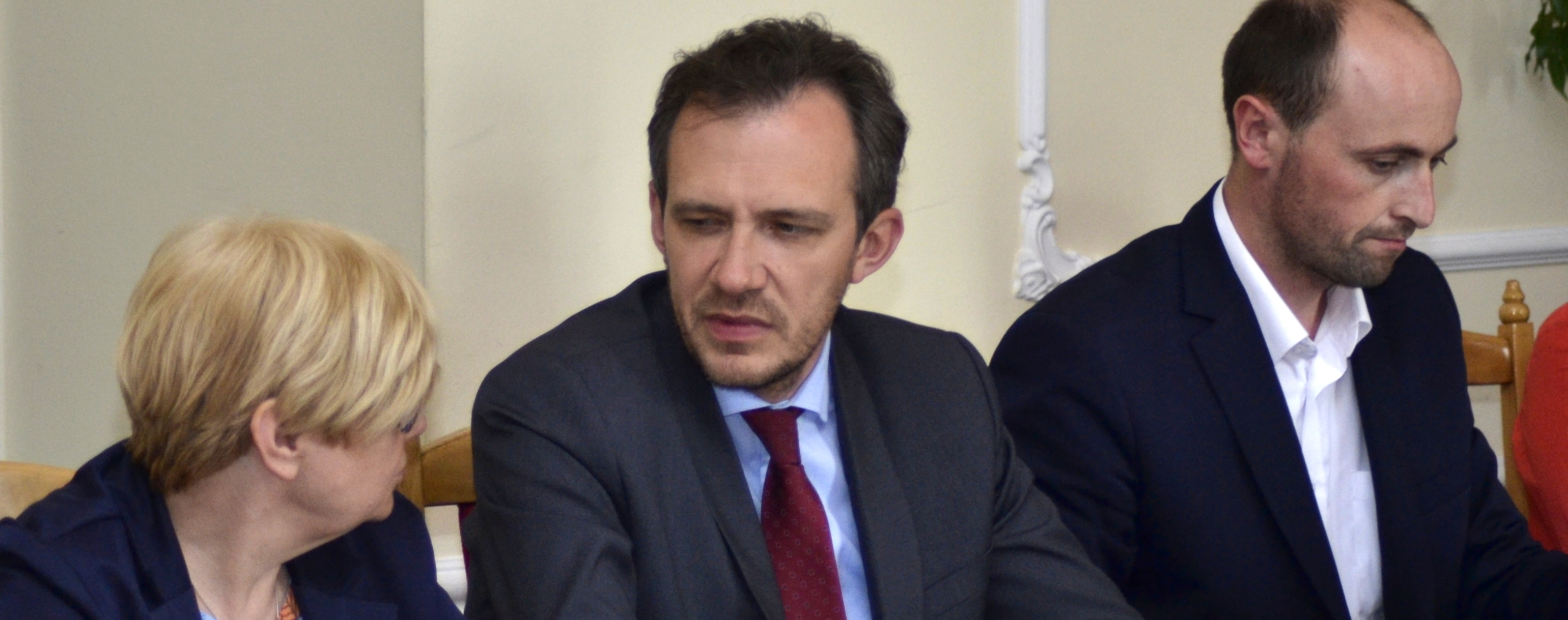 Burmistrz nerwowo. Czy sam "sobie strzelił" w kolano?