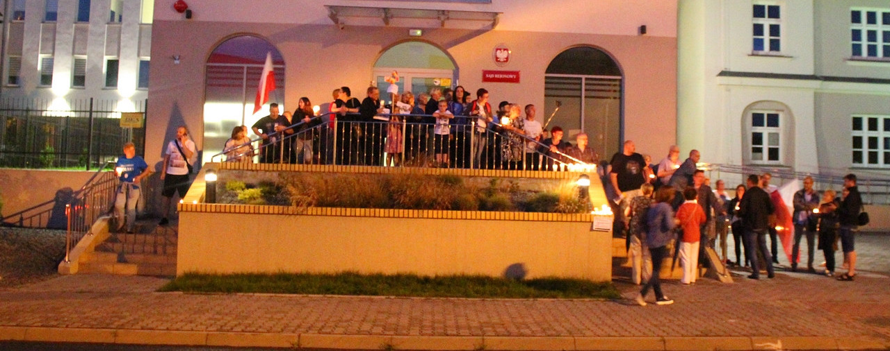 3 razy NIE. Kilkudziesięciu mieszkańców protestowało przed gostynińskim sądem [VIDEO+ZDJĘCIA]