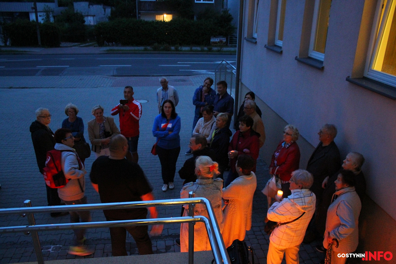Protest nie ustaje. Pod gostynińskim sądem grupa przeciwników reformy [ZDJĘCIA]