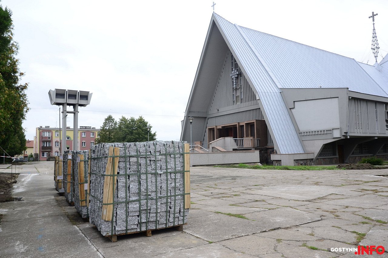 Trwa wymiana nawierzchni wokół kościoła [ZDJĘCIA]