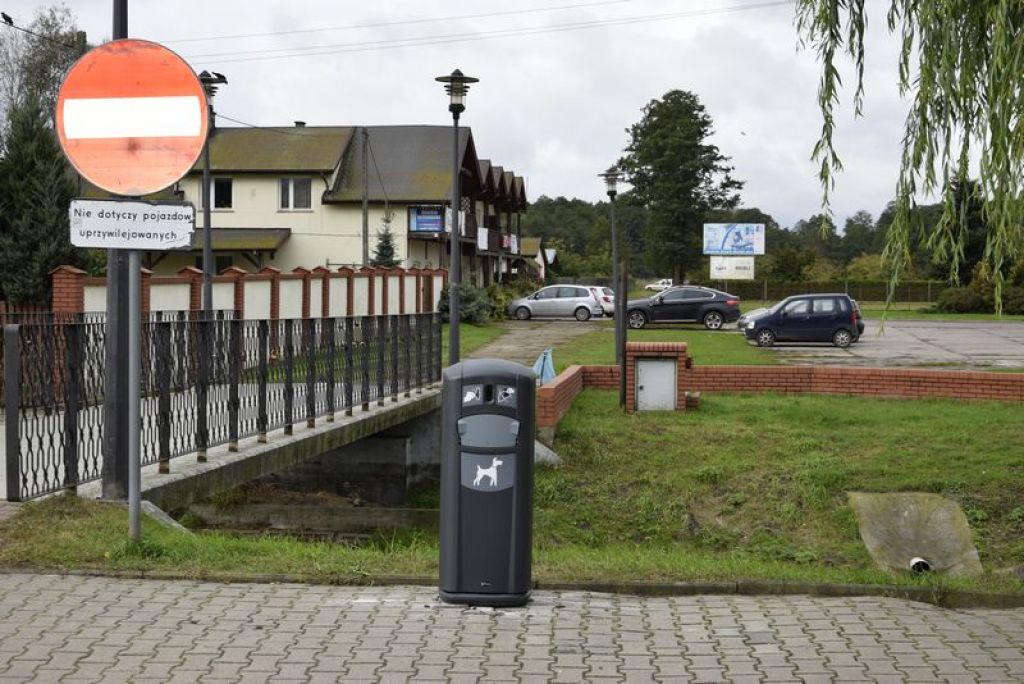 Zainstalowano trzeci kosz na psie nieczystości