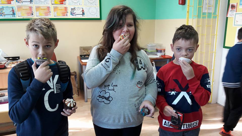 Uczniowie SP1 pomagają Frankowi Matuszewskiemu. Zorganizowali Festiwal Babeczek [ZDJĘCIA]